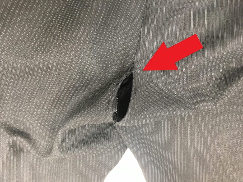 スーツのボタンが取れた ズボンも破れたのでアオキで修理した話 かんらく